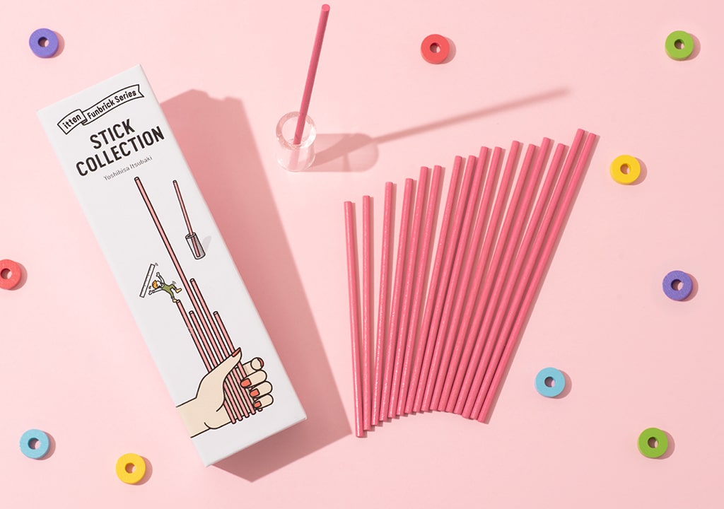 Game Shelf Stick Collection žaidimas – rožiniai pagaliukai, žaidimo dėžutė ir spalvotos žetonų žiedų detalės.