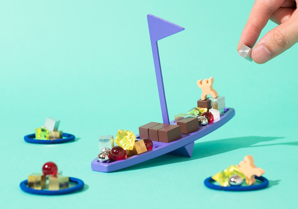 Game Shelf Viking See-Saw – vikingo laivas pusiausvyros žaidime, dedami kroviniai ant burlaivio.