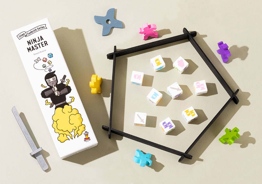 Game Shelf Ninja Master komponentai – žaidimo dėžutė, spalvotos figūrėlės, kauliukai, kardas ir žaidimo arena.