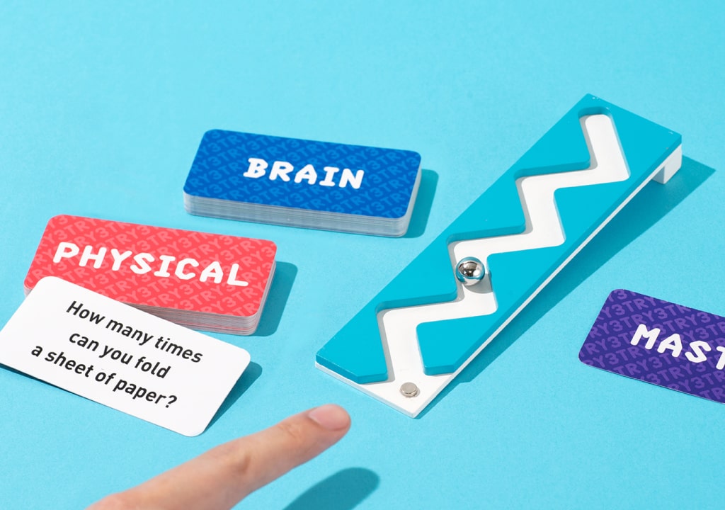 Game Shelf Wonder Bowling žaidimas – medinė lazda smūgiuoja boulingo kamuoliu į kėglius, geltonas fonas.