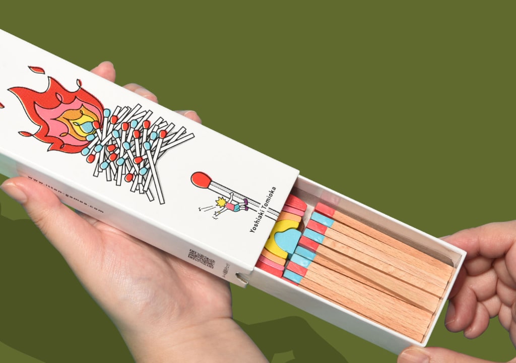 Game Shelf Wonder Bowling žaidimas – medinė lazda smūgiuoja boulingo kamuoliu į kėglius, geltonas fonas.