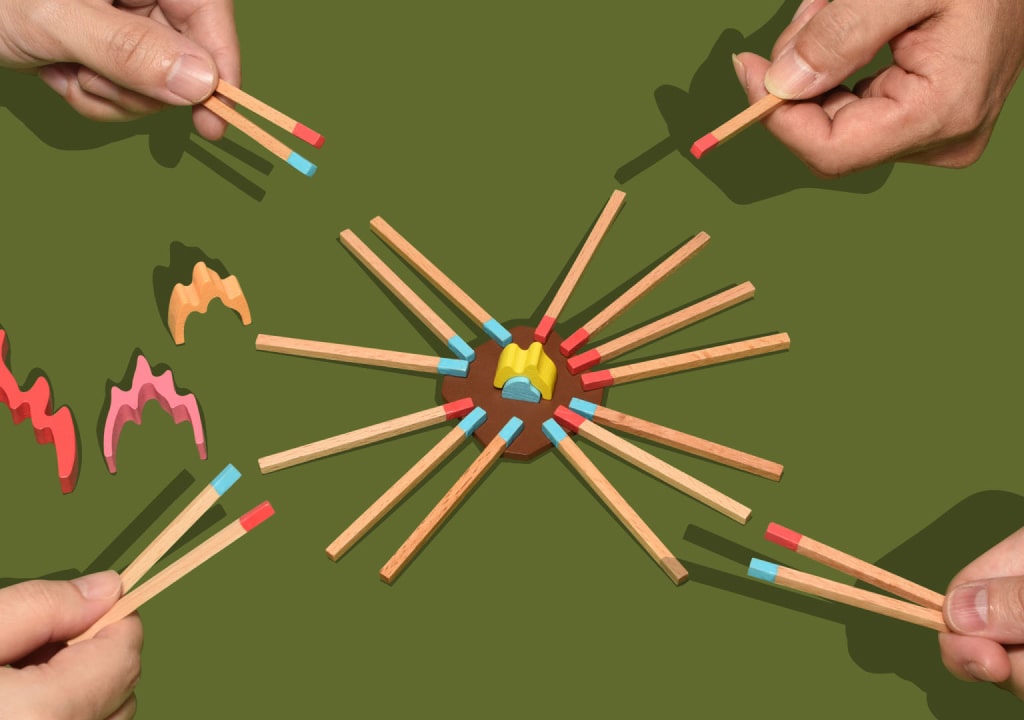 Game Shelf Wonder Bowling žaidimas – medinė lazda smūgiuoja boulingo kamuoliu į kėglius, geltonas fonas.