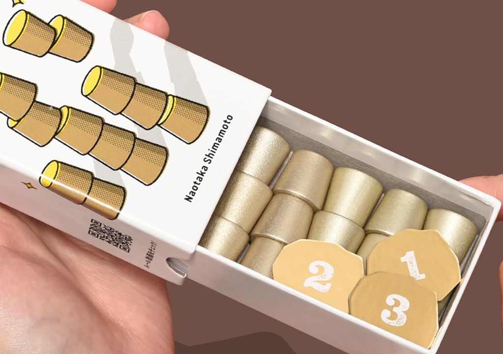 Game Shelf Wonder Bowling žaidimas – medinė lazda smūgiuoja boulingo kamuoliu į kėglius, geltonas fonas.