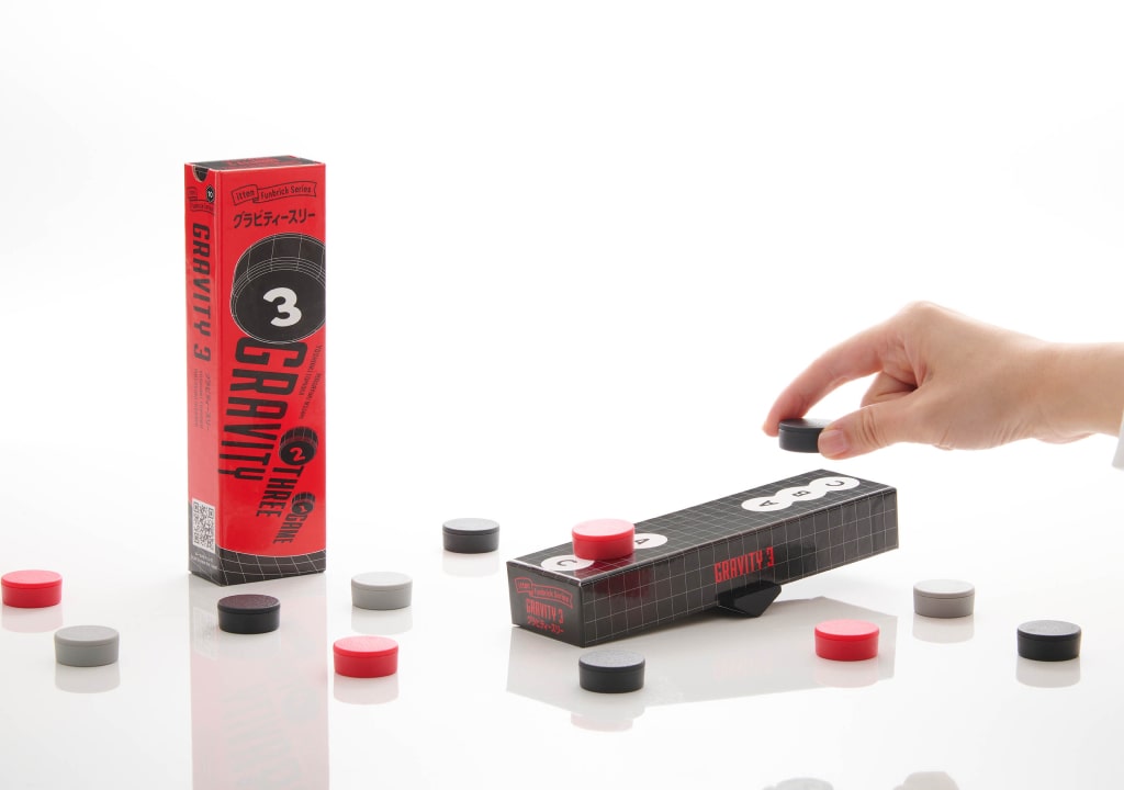 Game Shelf Wonder Bowling žaidimas – medinė lazda smūgiuoja boulingo kamuoliu į kėglius, geltonas fonas.