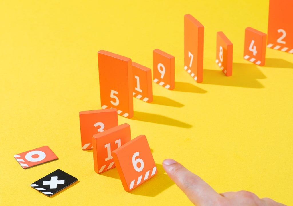 Game Shelf Wonder Bowling žaidimas – medinė lazda smūgiuoja boulingo kamuoliu į kėglius, geltonas fonas.