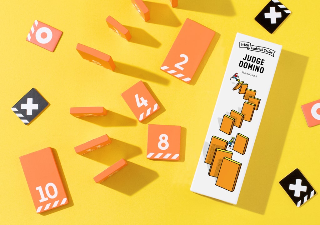 Game Shelf Wonder Bowling žaidimas – medinė lazda smūgiuoja boulingo kamuoliu į kėglius, geltonas fonas.